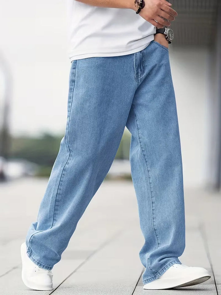 Lichtblauwe heren straight jeans met comfortabele mid-rise pasvorm. Essentieel voor casual dagelijks gebruik en herenmode.