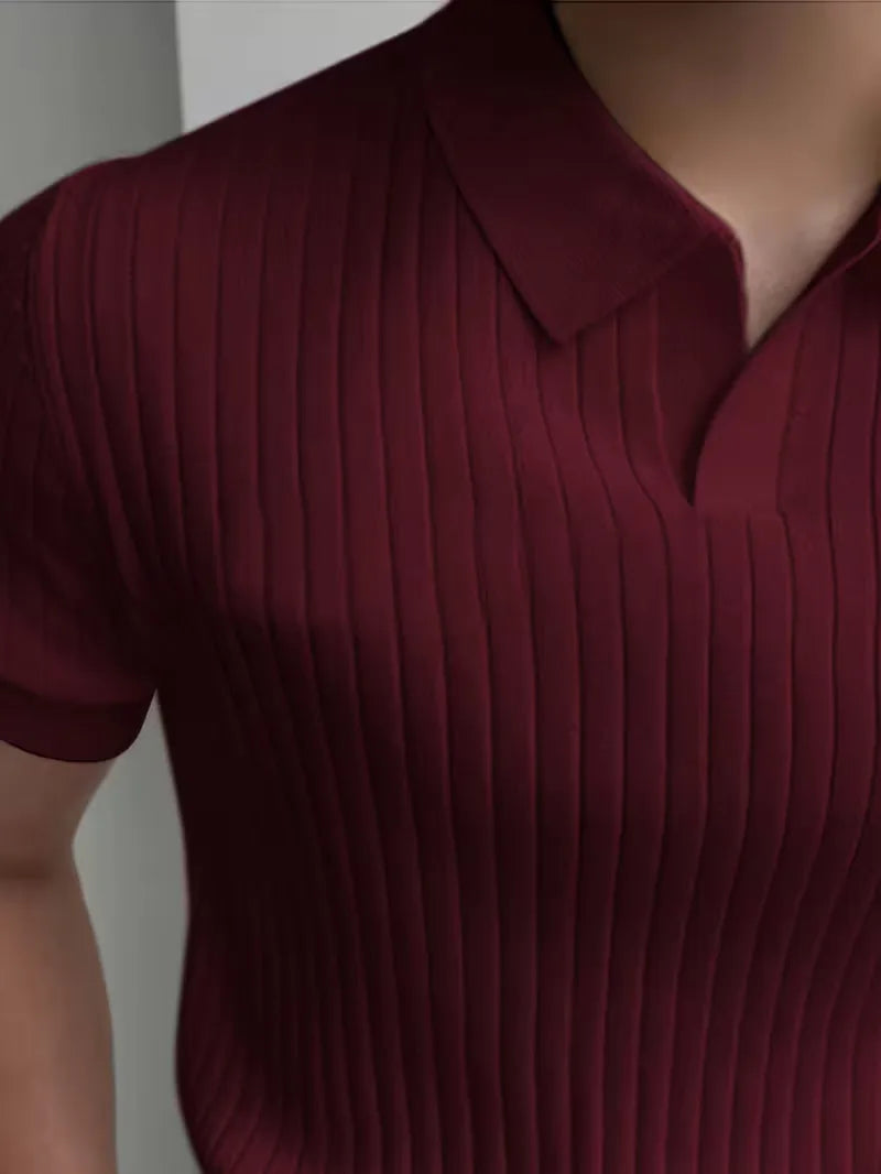 Grijze comfortabele herenpolo met ribstructuur en V-hals. Korte mouwen, een essentieel kledingstuk.