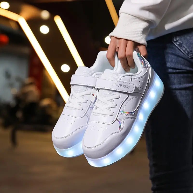 Kleurrijke paarse, roze en witte jeugd rolschoenen met coole LED-lichtjes voor extra zichtbaarheid.