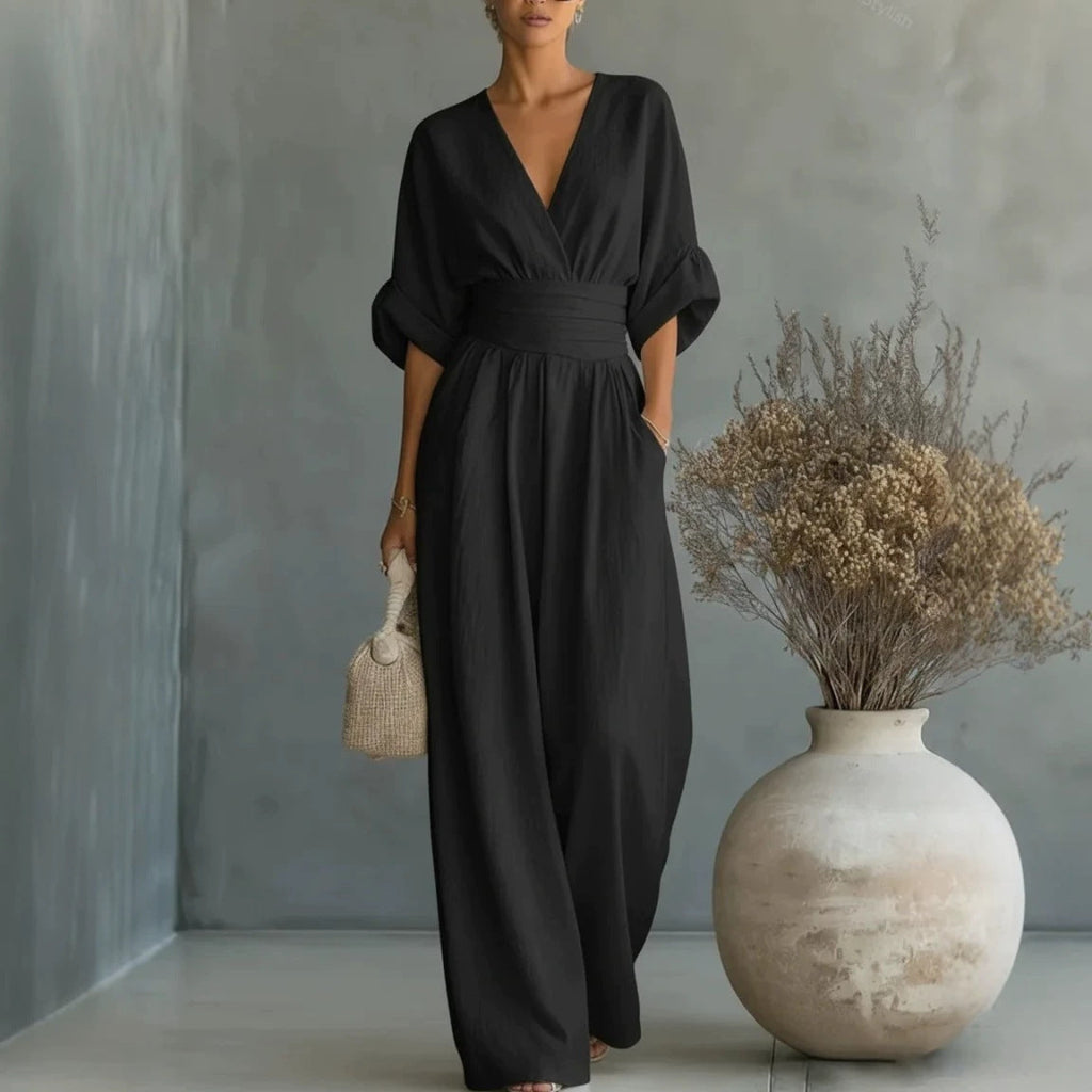 Comfortabele dames jumpsuit met elegante V-hals en wijde pijpen. Perfecte zomerse mode voor een relaxte look.