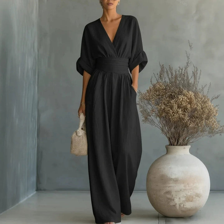 Comfortabele dames jumpsuit met elegante V-hals en wijde pijpen. Perfecte zomerse mode voor een relaxte look.