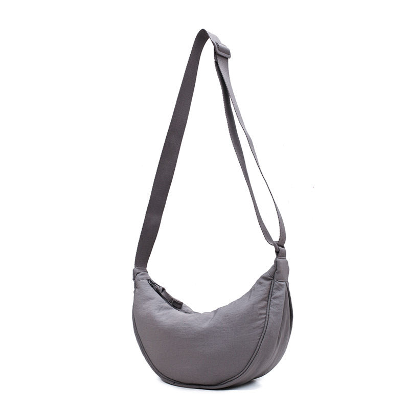 Stijlvolle accessoire Luna: compacte crossbodytas in trendy halvemaanvorm.