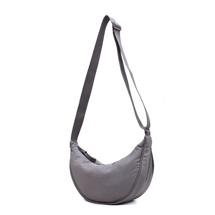 Stijlvolle accessoire Luna: compacte crossbodytas in trendy halvemaanvorm.