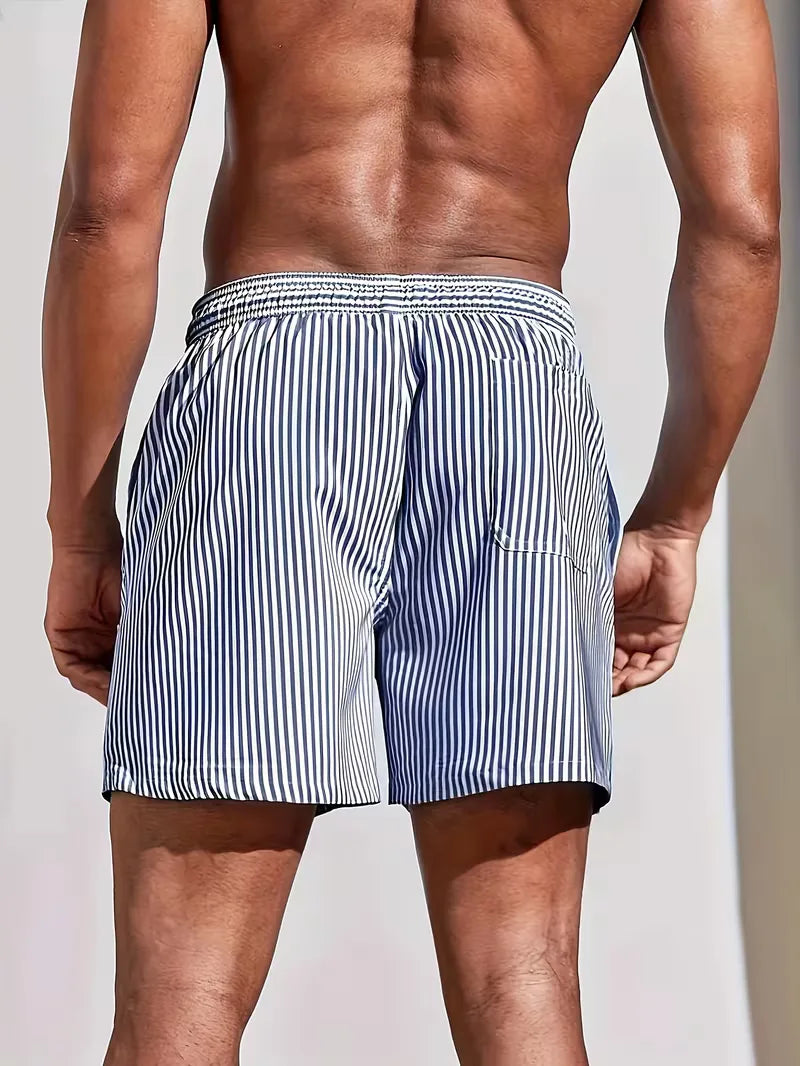 Trendy gestreepte heren zwemshorts in blauw en roze, ideaal voor een stijlvolle zomer aan het water.
