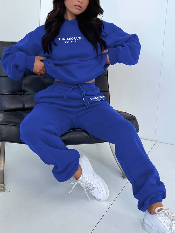 Zachte joggingbroek en comfortabele damestop van de nieuwe dames jogging set. Ideaal voor relaxte dagen thuis.