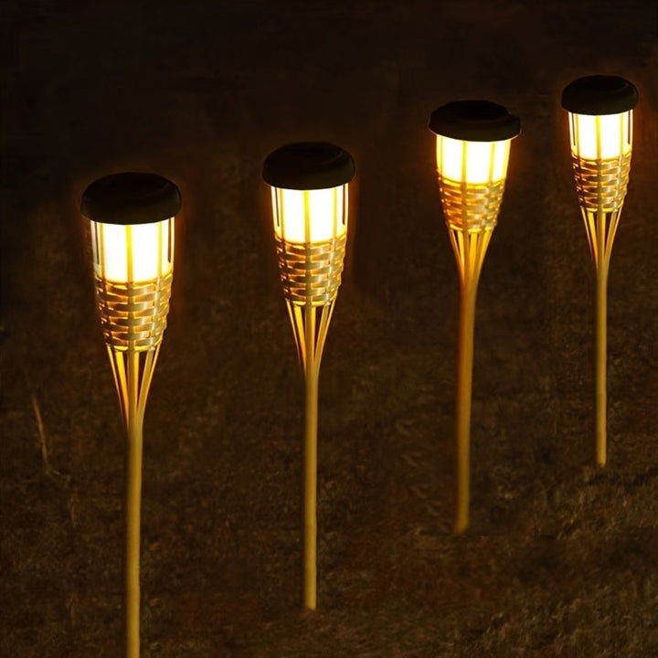 Compacte en draagbare bamboe solar lantaarn met vlam-effect. Ideaal sfeerlicht voor elke buitenruimte.