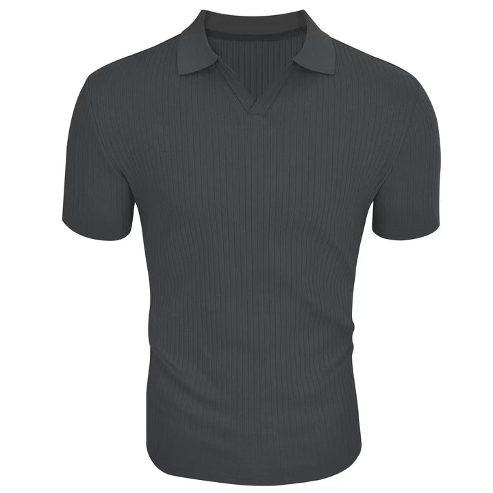 Veelzijdig heren poloshirt, casual maar elegant. Korte mouwen en subtiele textuur, geschikt voor elke zomerse setting.