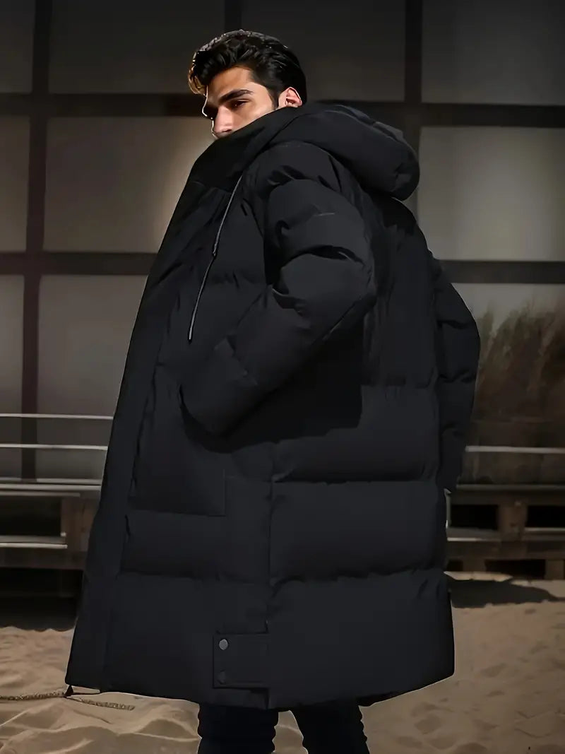 Heren lange zwarte puffer winterjas met capuchon; warm, stijlvol en comfortabel voor koude dagen.