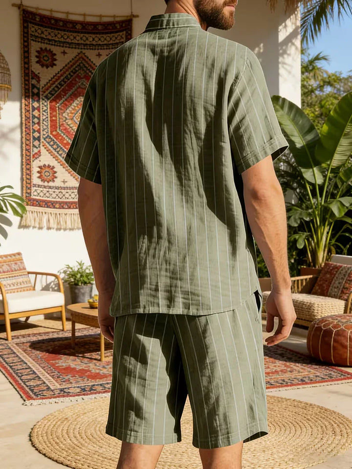 Heren vrijetijdskleding: zomerset met relaxed fit shirt & korte broek, modieus en praktisch.