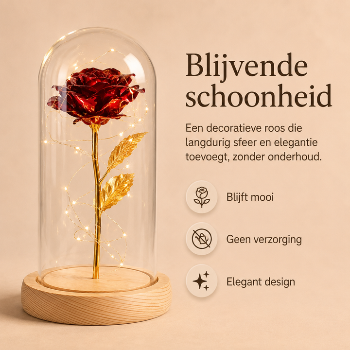 Gouden eeuwigheidsroos met warme LED-verlichting in een glazen stolp voor een romantische sfeer.