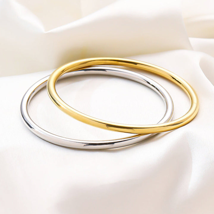 Hoogglanzende minimalistische damesarmband van roestvrij staal (CJ26). Een duurzaam en elegant sieraad.