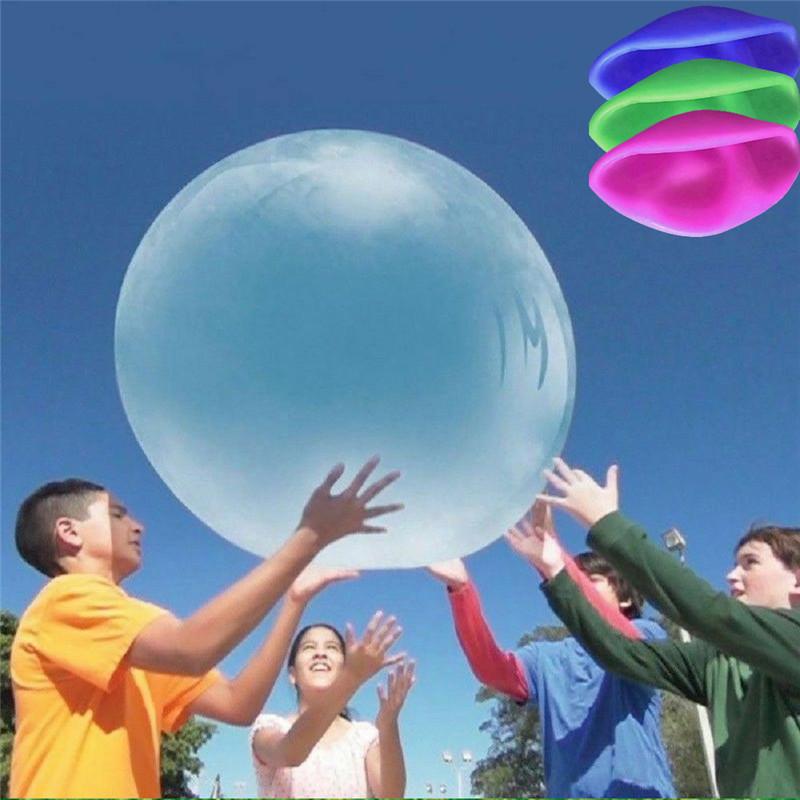 Lachende kinderen gooien en vangen de zachte, opblaasbare bubble bal, stimulerend actief spel.