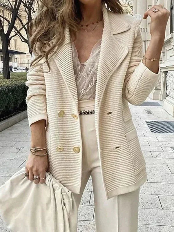 Elegante beige damesblazer voor lente en zomer. Perfect voor zakelijke of casual outfits. Tijdloze vrouwenkleding.
