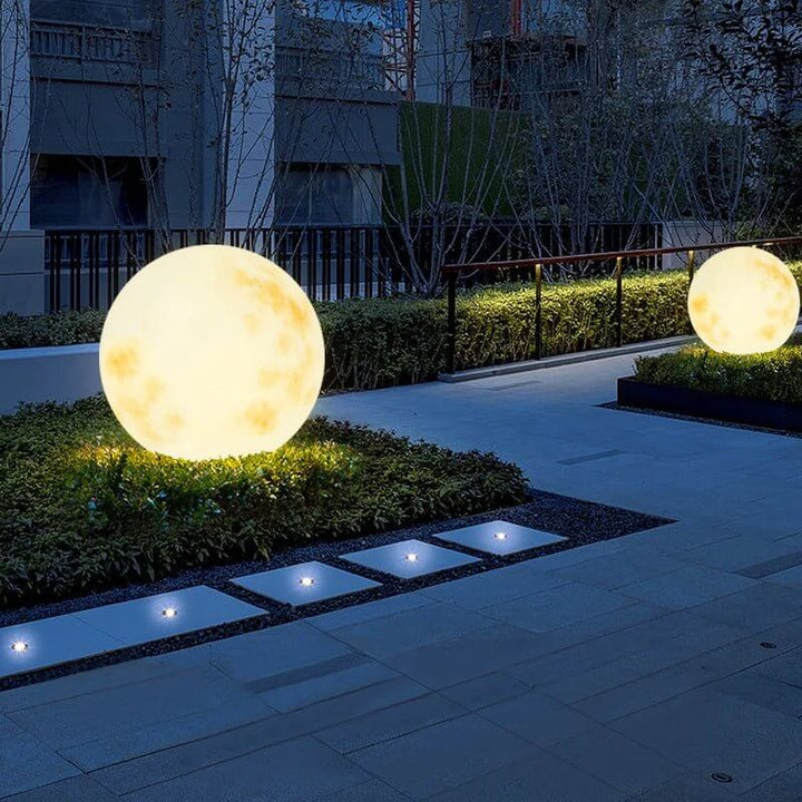 Tuinverlichting: maanlamp creëert gezellige sfeer op terras of in border, eenvoudig oplaadbaar.