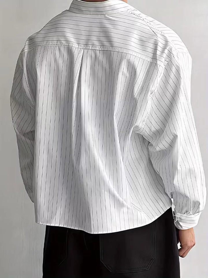 Modern heren overhemd met opvallende verticale strepen, een trendy oversized pasvorm voor zomerstijl.
