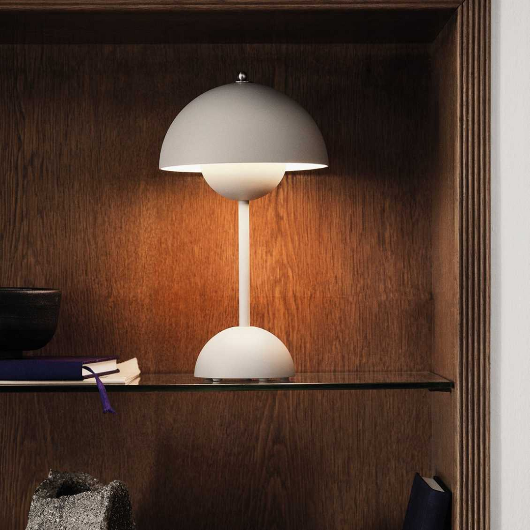 Energiezuinige MoonGlow LED tafellamp, tijdloos en stijlvol design.