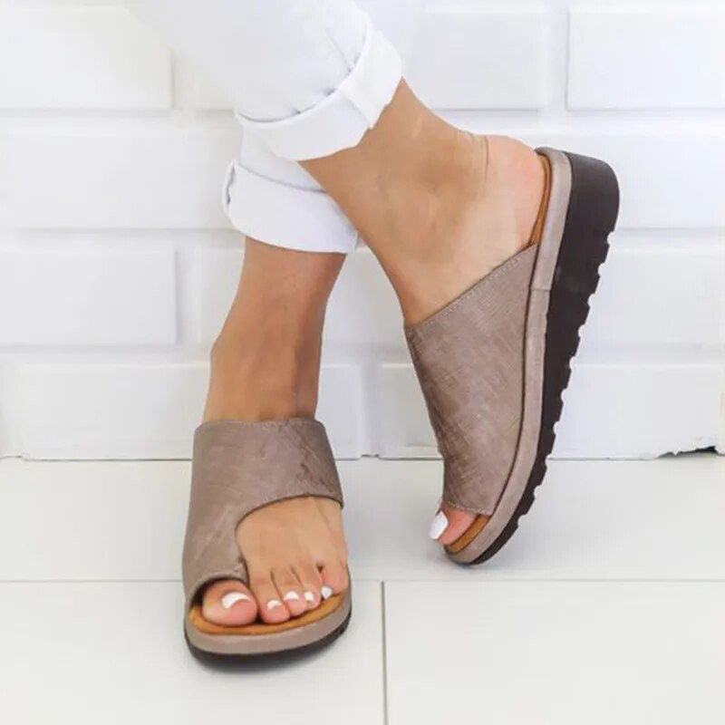 Close-up van de ergonomische voetboogondersteuning in dames slippers, perfect tegen voetklachten.