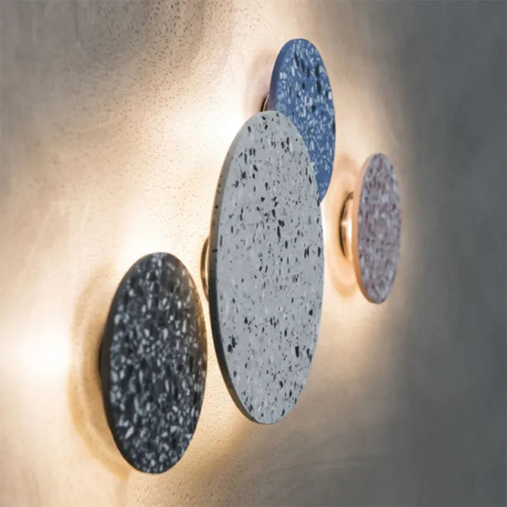 Sfeervolle LED wandlamp met terrazzo design, ideale interieurverlichting voor hal of slaapkamer.