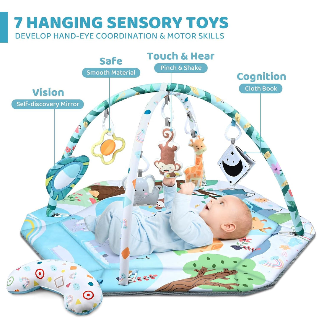 Vrolijke baby op zacht speelkleed onder kleurrijke babygym, speelt met interactief hangend speelgoed.