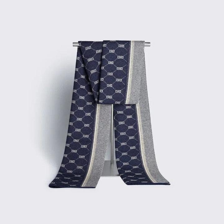 Man draagt warme wollen sjaal. Stijlvolle herenmode accessoire, ideaal voor comfort en warmte in de winter.