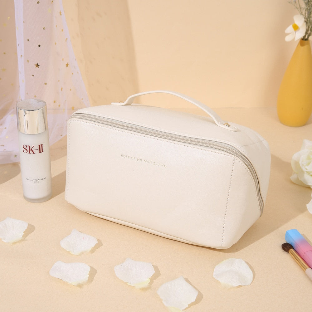 Make-up koffer met diverse compartimenten, een functionele cosmetica organizer voor reizen en dagelijks gebruik.