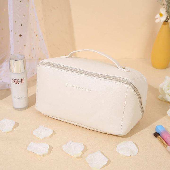 Make-up koffer met diverse compartimenten, een functionele cosmetica organizer voor reizen en dagelijks gebruik.