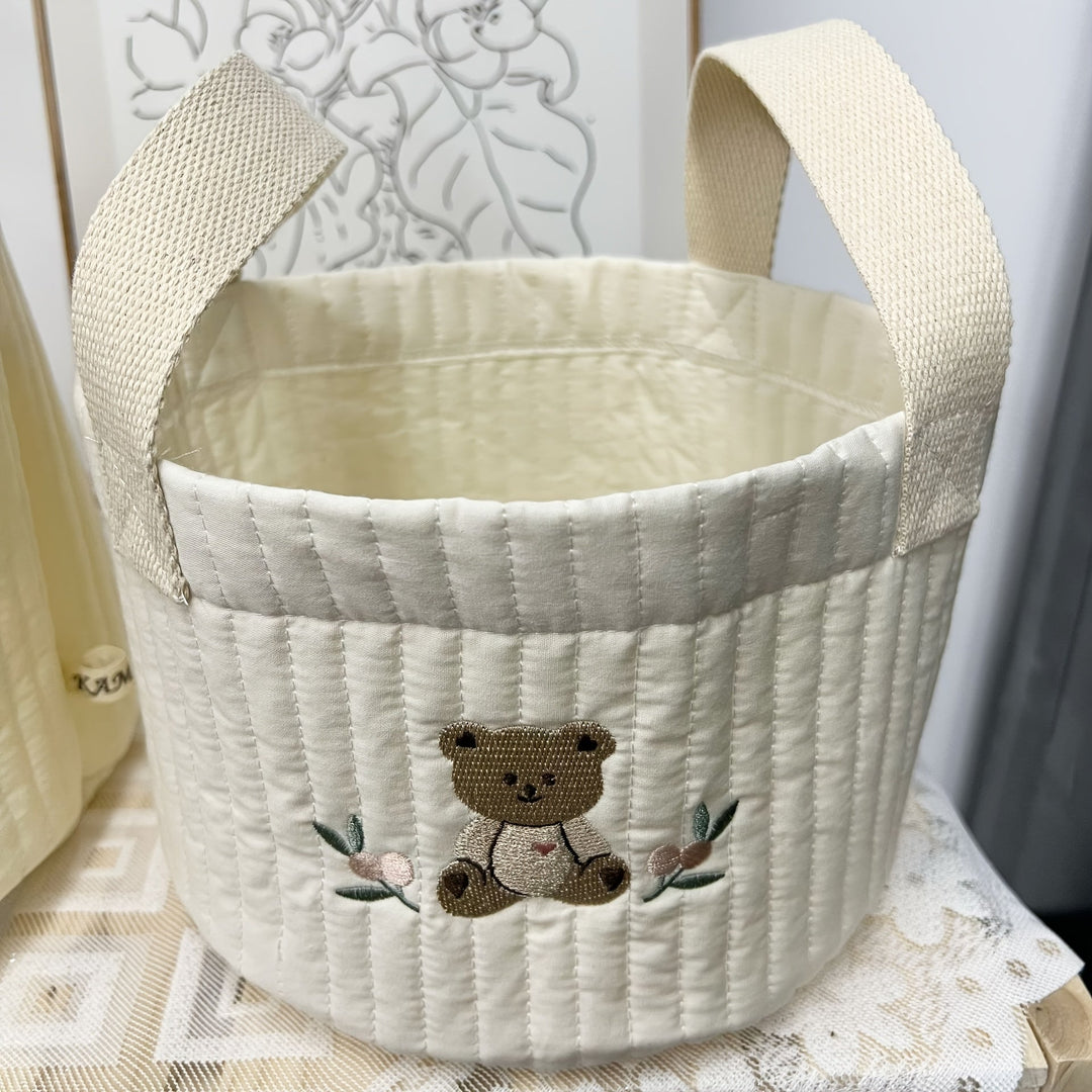 Gewatteerde stoffen opbergtas voor de babykamer, ideaal voor luiers, doekjes en speelgoed.