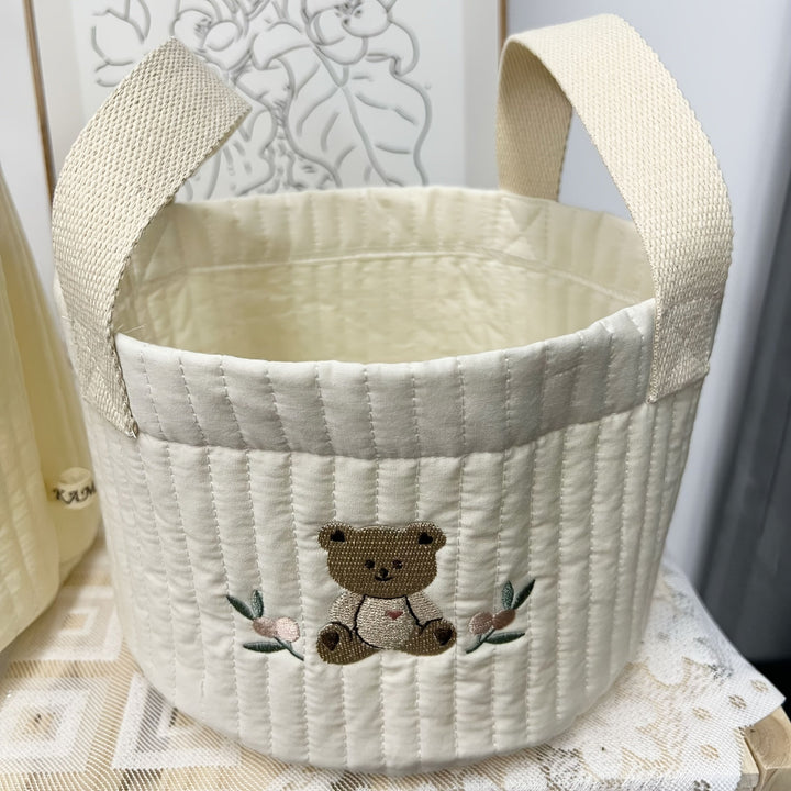 Gewatteerde stoffen opbergtas voor de babykamer, ideaal voor luiers, doekjes en speelgoed.