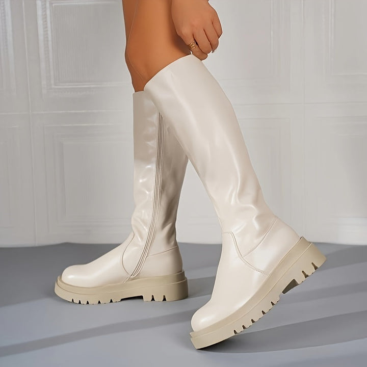 Beige kniehoge dameslaarzen met elegante halfhoge hak, perfect voor herfst- en wintermode.