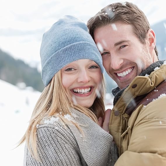 Achterkant van de warme gebreide wintermuts, toont het naadloze en comfortabele design voor elke winteroutfit.