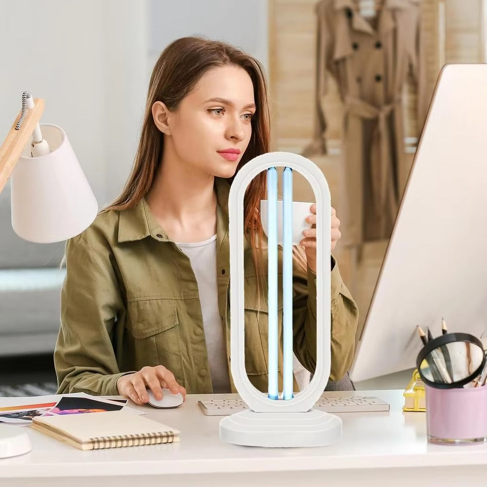Compacte UV-Ozon luchtreiniger in een moderne woonkamer, zorgt voor een schone en gezonde luchtkwaliteit.
