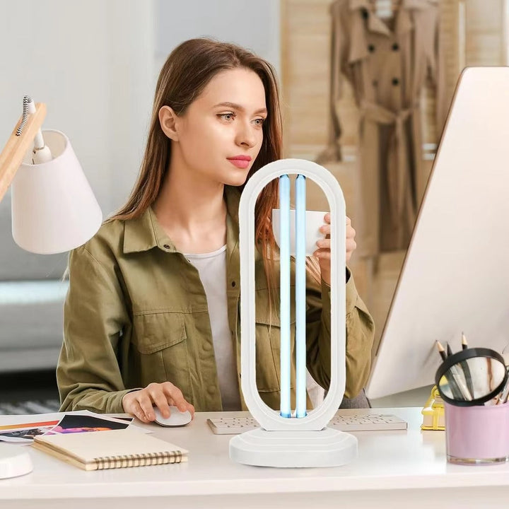 Compacte UV-Ozon luchtreiniger in een moderne woonkamer, zorgt voor een schone en gezonde luchtkwaliteit.