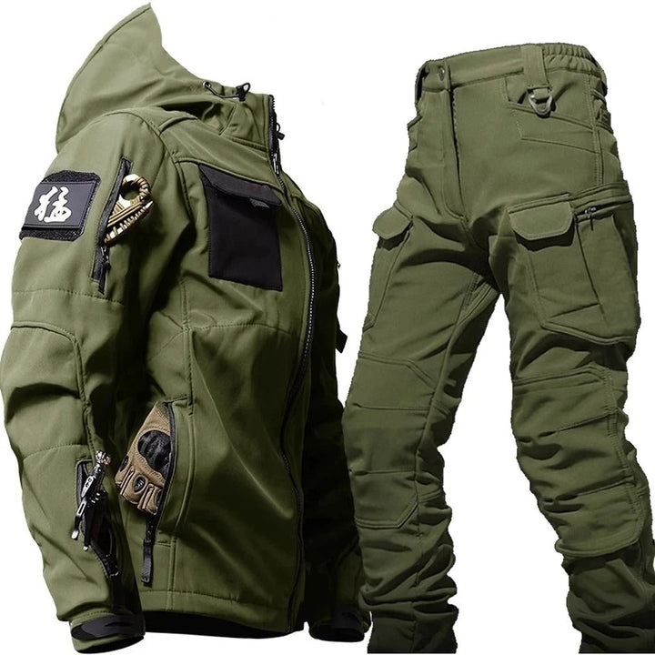 Groen heren outdoor pak, waterdichte sport- en wandelkleding. Biedt optimale bescherming tegen alle weersomstandigheden.