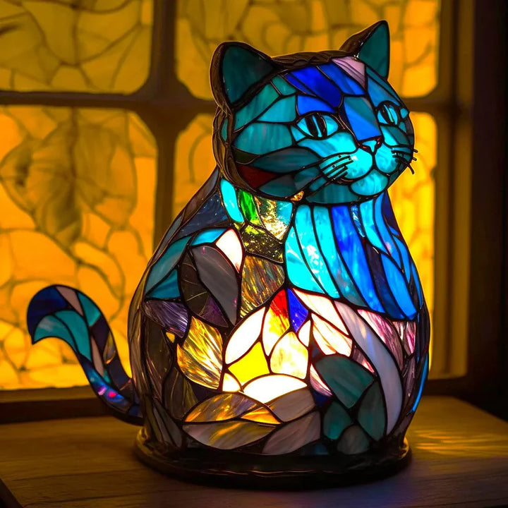 Deze decoratieve glas-in-lood dierenlamp is een absolute blikvanger, vol artistieke flair.