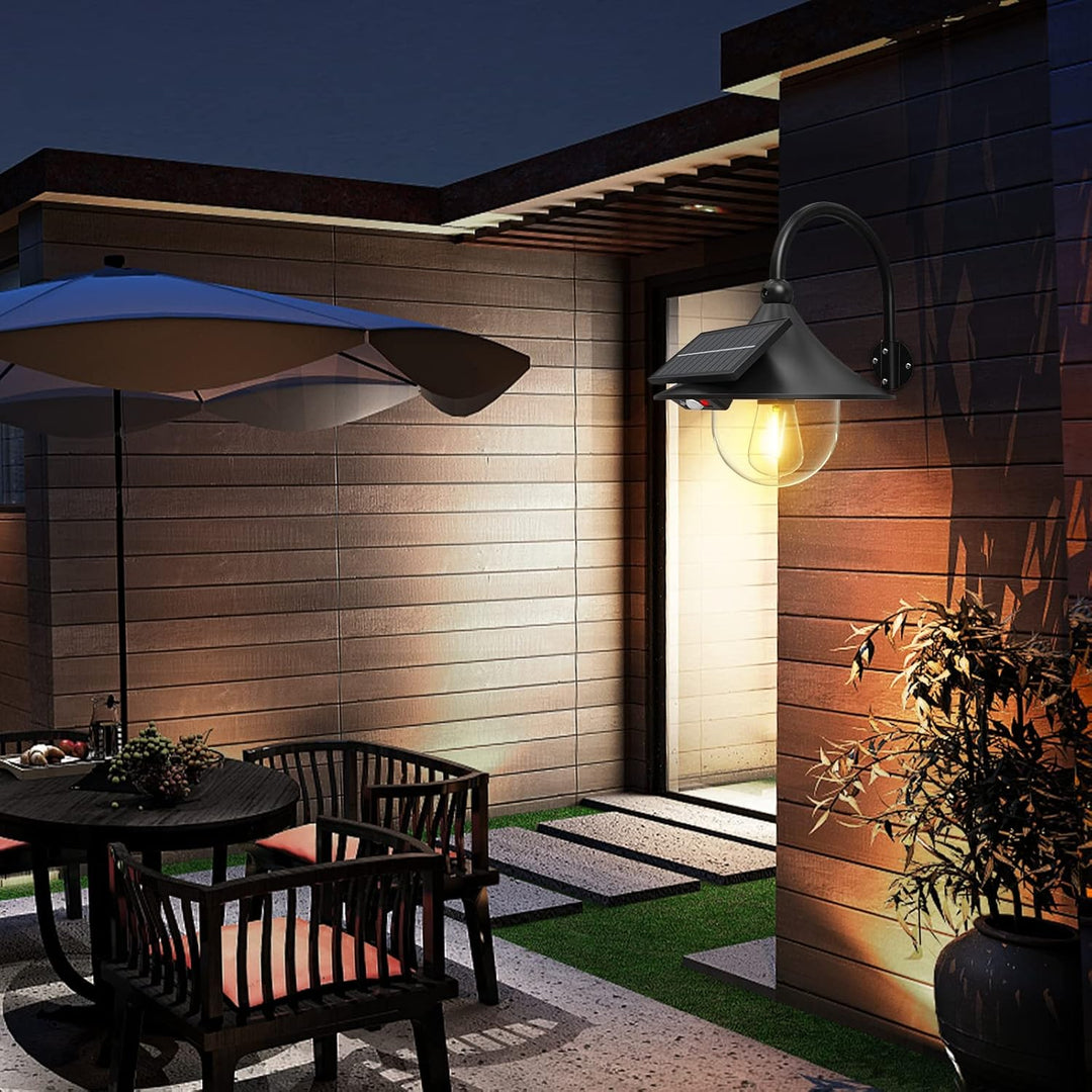 Twee weerbestendige zonnewandlampen met gooseneck en bewegingssensor, ideaal voor tuin of schuur.