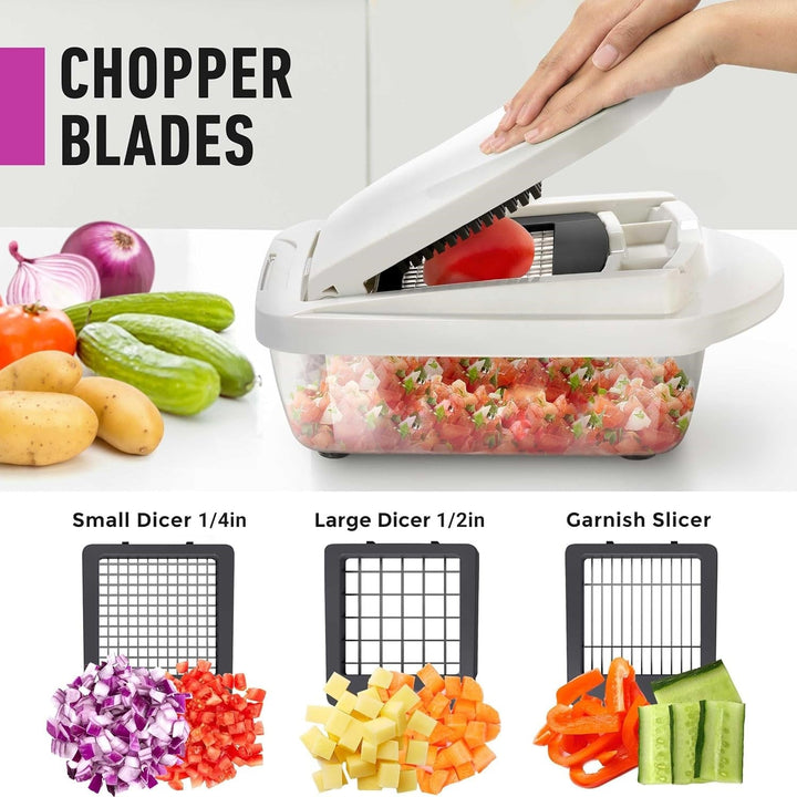 De compacte groentesnijder op een aanrecht, klaar voor gebruik; essentieel keukengerei voor kookliefhebbers.