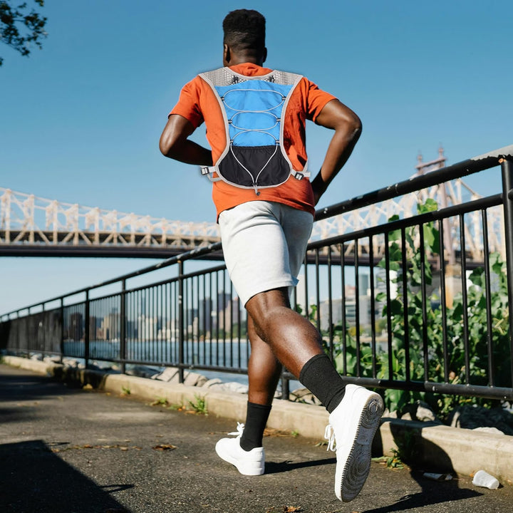 Sportvest voor marathons, met sneldrogend materiaal en 2 liter wateropslag.