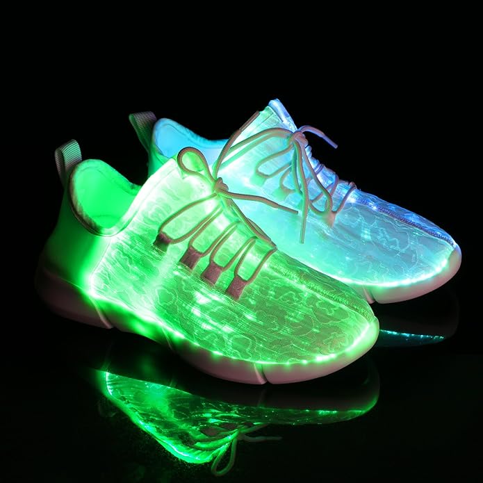 Opvallende lichtgevende Orion LED sneakers in actie, perfecte festivalschoenen met meerkleurige gloed.