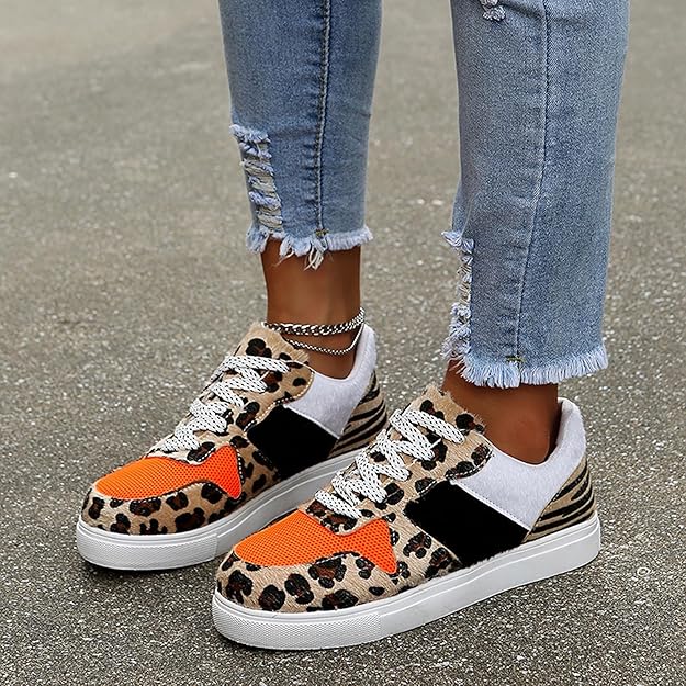 Close-up van de gedetailleerde panterprint op deze elegante dames pumps; hoogwaardige afwerking.