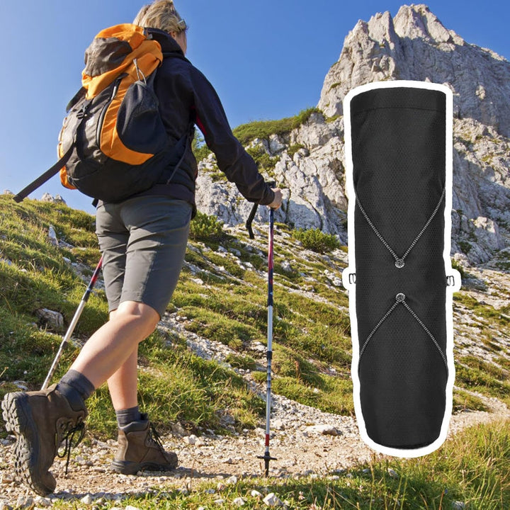 Waterbestendige draagzak voor trekkingstokken van Alvoryn. Beschermt je stokken tegen weer en wind onderweg.