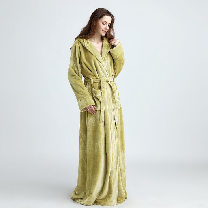 CozyFluff badjas met capuchon, pluizig fleece, ideaal voor een comfortabel huispak.