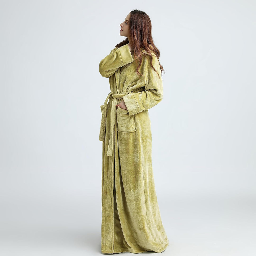 Een luxe fleece ochtendjas met capuchon, unisex, voor extra warmte en comfort.