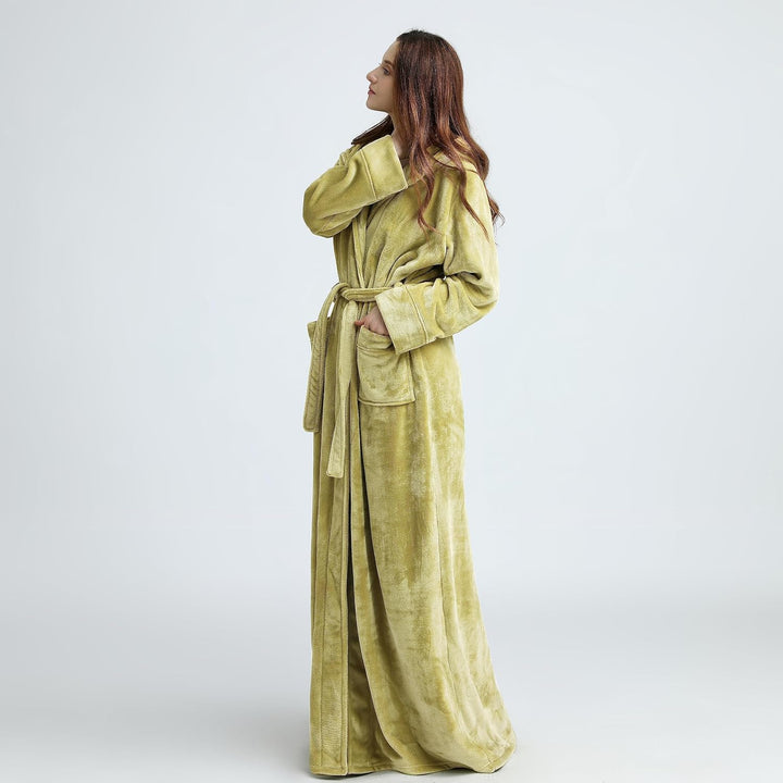 Een luxe fleece ochtendjas met capuchon, unisex, voor extra warmte en comfort.
