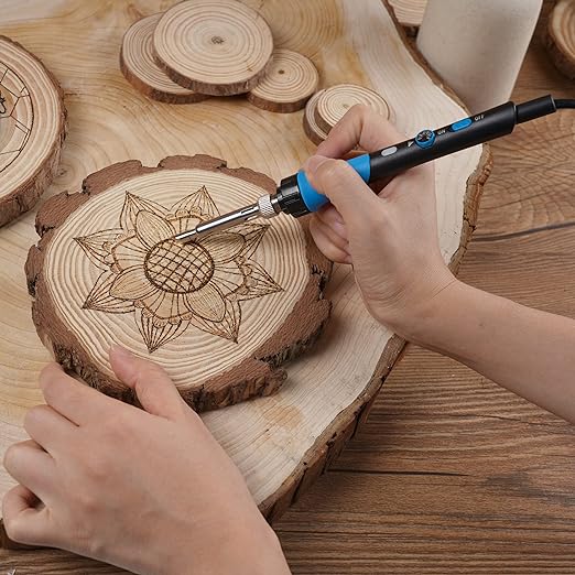 Gedetailleerd zicht op de ergonomische brandpen met temperatuurregelaar voor precieze houtbewerking en pyrografie kunst.