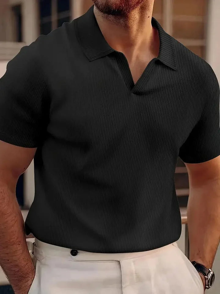 Stijlvolle man draagt een veelzijdige herenpolo met V-hals, perfect voor dagelijks gebruik en casual elegantie.