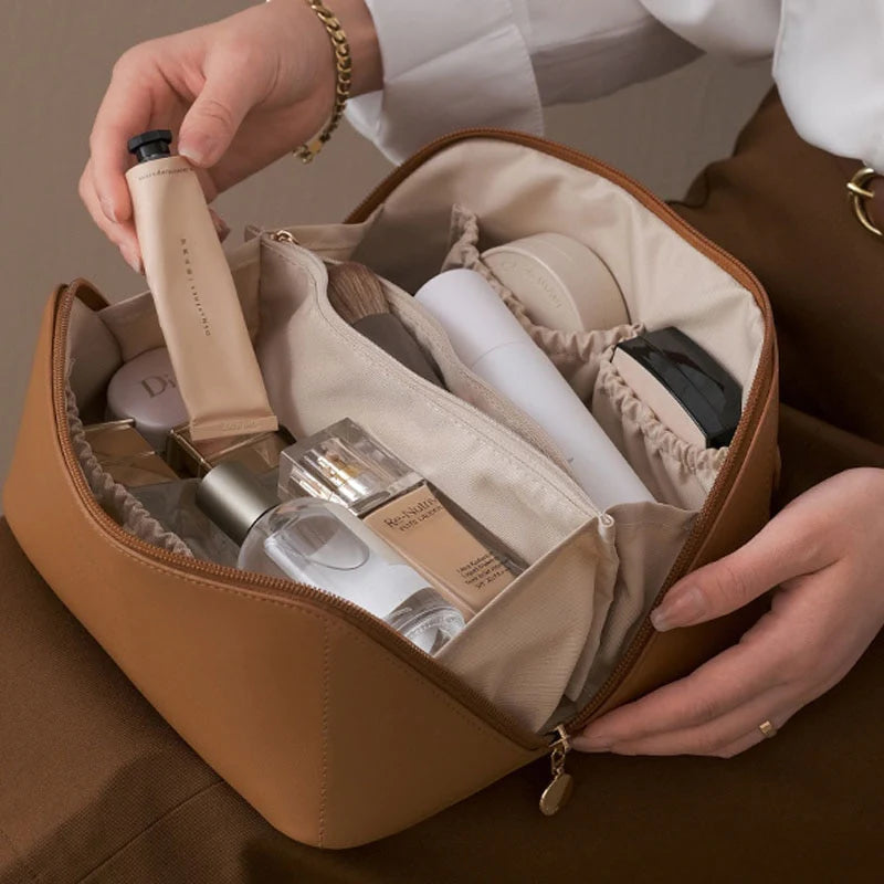 Ruime cosmetica opbergtas voor make-up, kwasten en beauty essentials. Optimale organisatie in één tas.