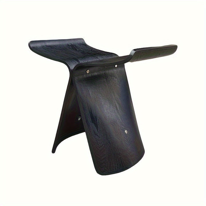Stijlvolle zwarte vlinderkruk van massief hout, perfect als moderne kruk in de woonkamer.