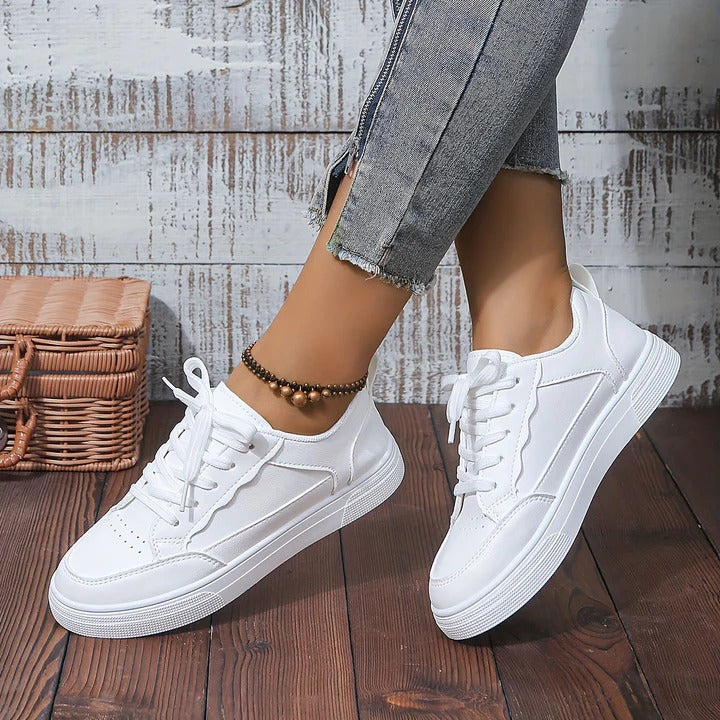 Witte dames sneakers, comfortabel en lichtgewicht. Ideaal voor zomerse dagen en casual outfits.