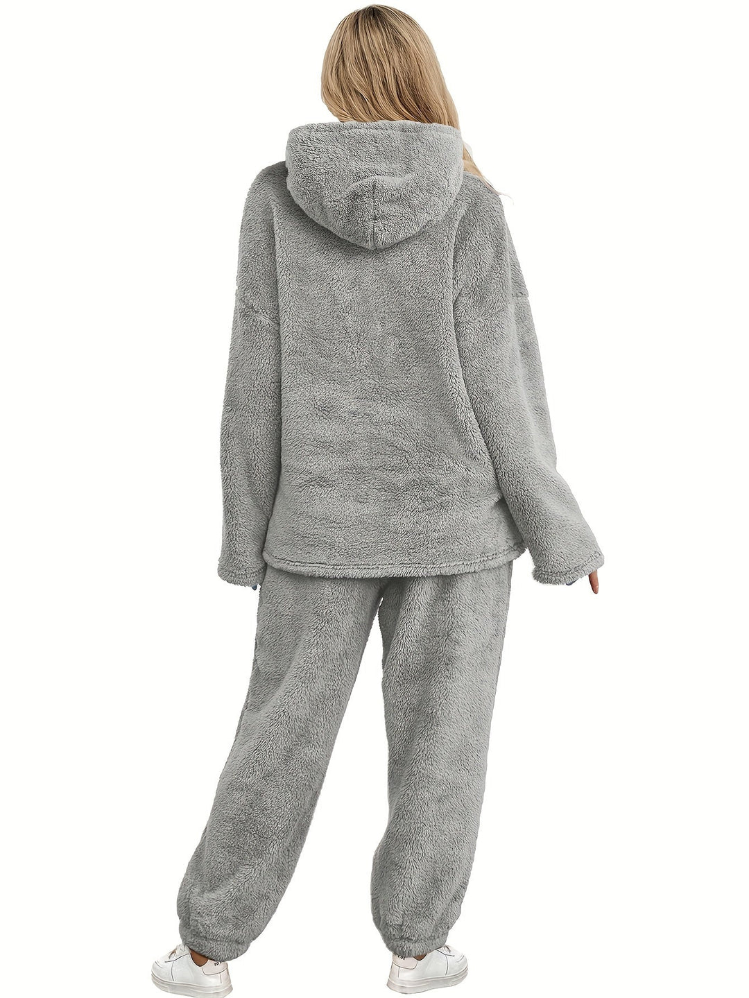 Fenna dames loungewear set opgevouwen. Warme coral fleece hoodie en broek, klaar voor comfort en relaxen.