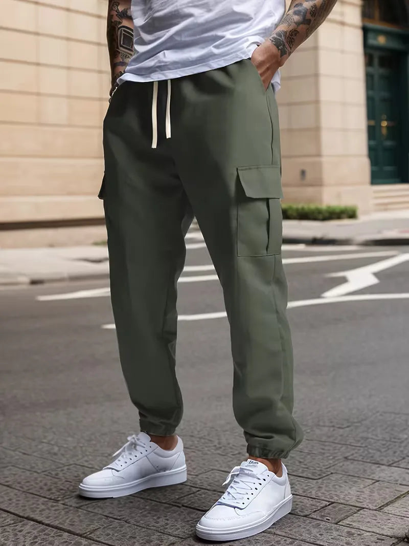 Casual heren cargo broek met taps toelopend model en elastische boorden. Combineer met sneakers voor streetwear.